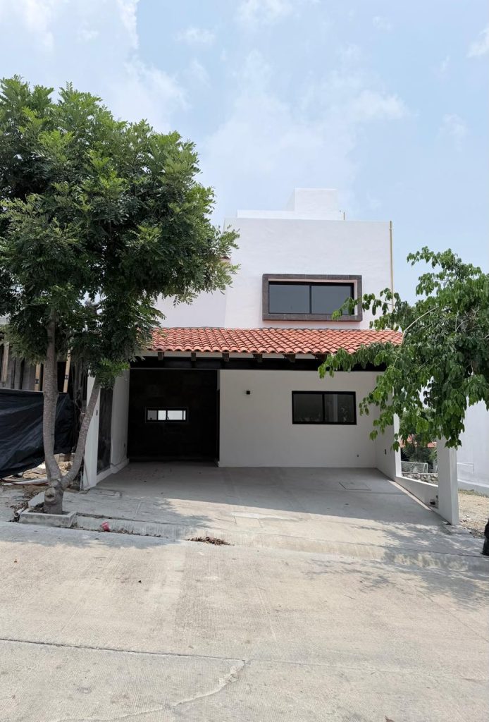 Fachada exterior casa nueva de 3 niveles en Residencial Terranova Tuxtla Gutiérrez Chiapas